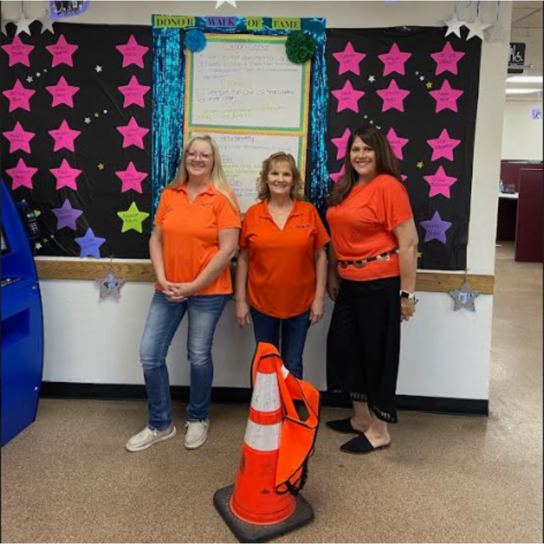 ArizonaDOT's tweet photo. ADOT employees are wearing orange on #GoOrangeDay to show support for work zone safety. Everyone — drivers and workers — plays an important part in reducing work zone crashes and fatalities. Slow down, minimize distractions and stay alert so we all can get home.
#NWZAW https://t.co/IWKqw2u5gS