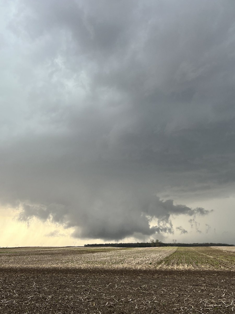 siryzm's tweet photo. Wallcloud north of Kingston @NWSILN #ohwx https://t.co/oKD2j2DM2J