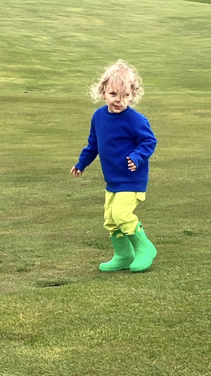 Checking in with the fashion trend setter of the links: - backwards/inside out Grinch pants - croc boots Ready to shoot 68 ⛳️