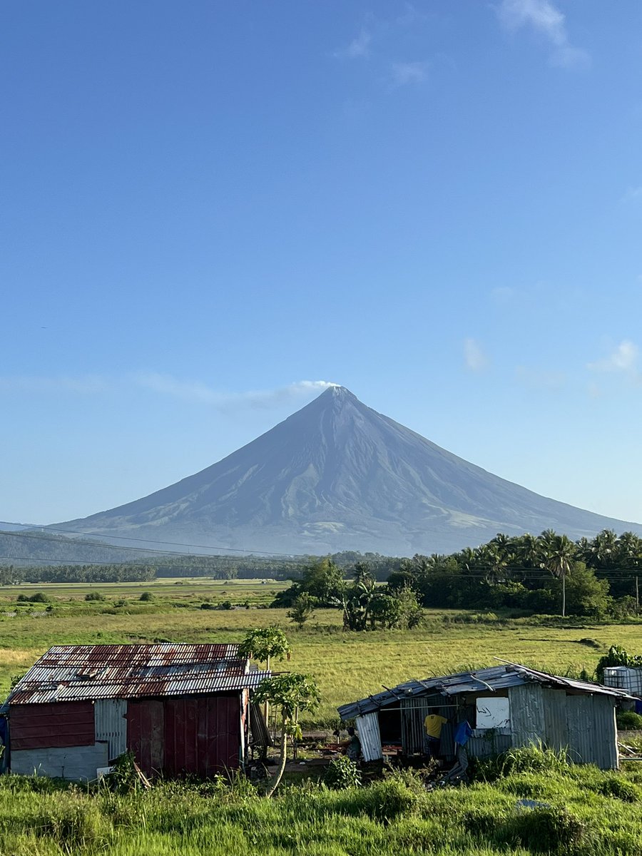 Welcomed by the majestic Mt. #Mayon! What an excellent way to start the trip to Pio Duran and Minalabac and to visit livelihoods activities under #CREATE, supported by <a href="/ukinphilippines/">British Embassy Manila 🇬🇧🇵🇭</a>.
🙏🏼🇵🇭🇬🇧

#ClimateChange #HumanTrafficking #Nexus #GCM #Migration #Livelihoods