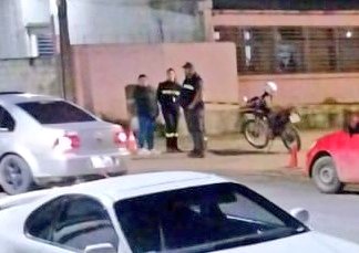 ‼️#RIOBRANCO Un policía (Sub Comisario)de 40 años fue ultimado por su ex pareja, también funcionaria policial, luego de que el hombre intentara atacarla con un cuchillo en el portón de la Escuela 12. Tras un forcejeo, una maestra intentó interponerse entre el hombre y su ex