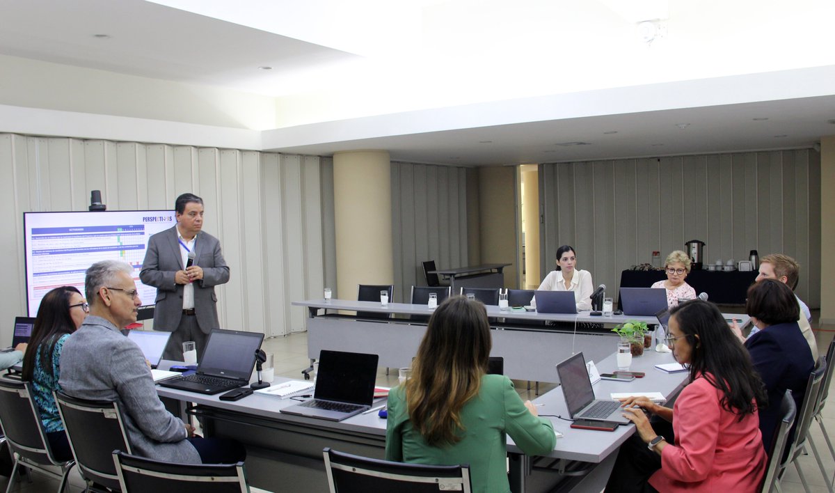 #ElSalvador 🇸🇻 En el marco del Programa #PERSPECTIVAS, desarrollamos una jornada de trabajo con Representantes del @KfW_en_CA, la @sg_sica y el equipo consultor ejecutor GFA/ Joyn coop.