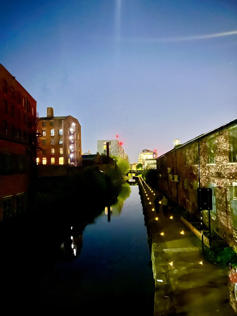Ooooohhh canal towpath lights 🐝🐝 #Manchester