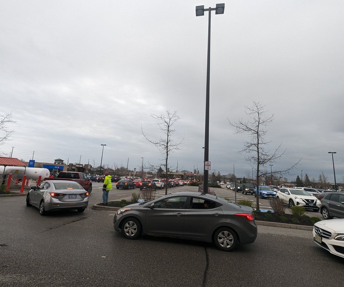 humanbeingnotai's tweet photo. Insanity and havoc caused by @JustinTrudeau  @liberal_party
Long line up to fill up the gas before it goes up to 1.79$ a litre. Up up and up..!!
#TrudeauBrokeCanada #TrudeauCorruption #TrudeauMustGo
#TrumpisaNationalDisgrace
@PierrePoilievre #Pierre4PM #AxeTheTax https://t.co/pwZnc9gFc4