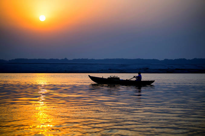 सागर की अपनी क्षमता है पर #माँझी भी कब थकता है जब तक साँसों में स्पन्दन है उसका हाथ नहीं रुकता है इसके ही बल पर कर डाले सातों सागर पार तूफानों की ओर घुमा दो #नाविक निज पतवार ! ~ शिवमंगल सिंह ‘सुमन’ #नाविक 🚣 #लेखनी ✍️ @pareeknc7 @Lekhni_