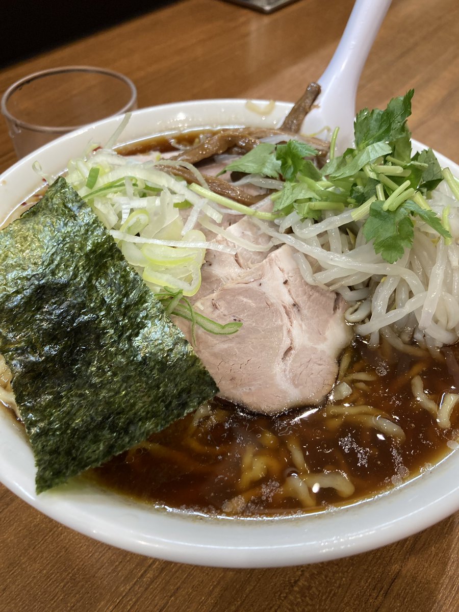 yoqota's tweet photo. "小田原系"と呼ばれる、
醤油ラーメンの…いしとみ
チャーシュー麺大盛り
メチャクチャ美味い！美味しい！
でも、大盛りなんだからドンブリもサイズアップして欲しい🙁 https://t.co/botpIPFgFT