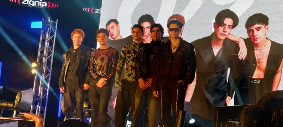 mninoticias's tweet photo. Que gran momento con @CD9 en @ArenaCdMexico https://t.co/PCAqZXdrnT