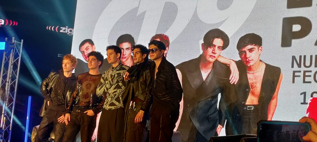 mninoticias's tweet photo. Que gran momento con @CD9 en @ArenaCdMexico https://t.co/PCAqZXdrnT