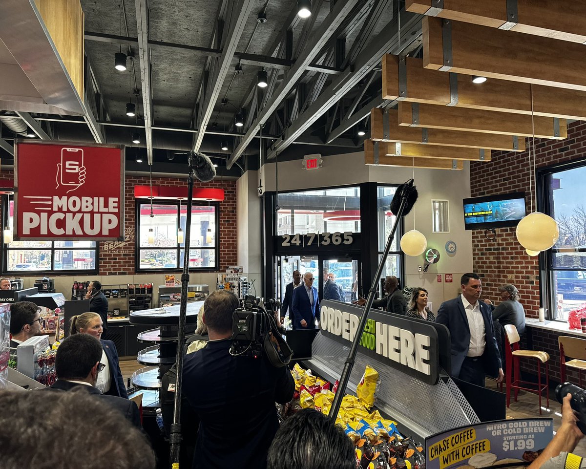 President Trump drew a HUGE crowd at his impromptu bodega stop in deep blue Harlem. Biden visited a gas station in deep blue Pittsburgh and nobody cared.