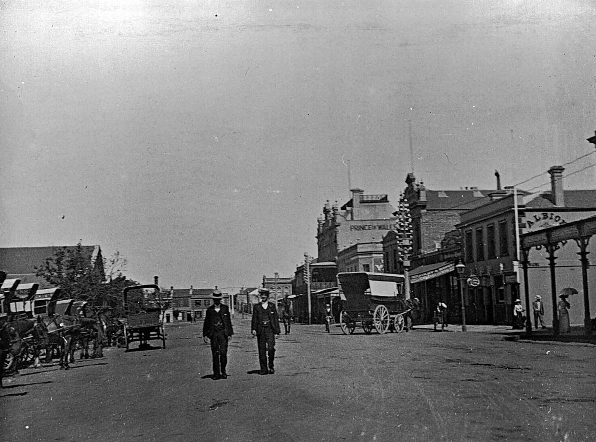 🎩 Looking east along Lt Malop St in 1902 and the historic Albion and Prince of Wales Hotels are clearly visible on the right. 💡The year 1902 was a significant one in Geelong’s history with the Geelong Power Station first supplying electric light to the city.