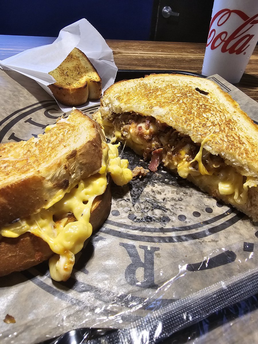 steveaylor's tweet photo. BEST grilled cheese sandwich EVER from @ronismacbar! Grilled cheese, macaroni and cheese AND brisket. 🔥 https://t.co/M0gU7CGEQH