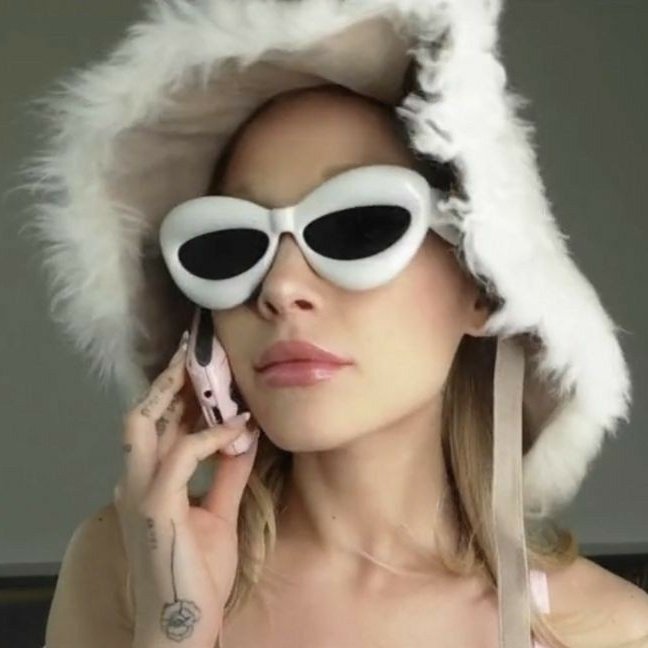 oasisraindrops's tweet photo. ariana grande being obsessed with glasses, especially the weird ones👓

a thread 🧵 https://t.co/gYbWweAaip