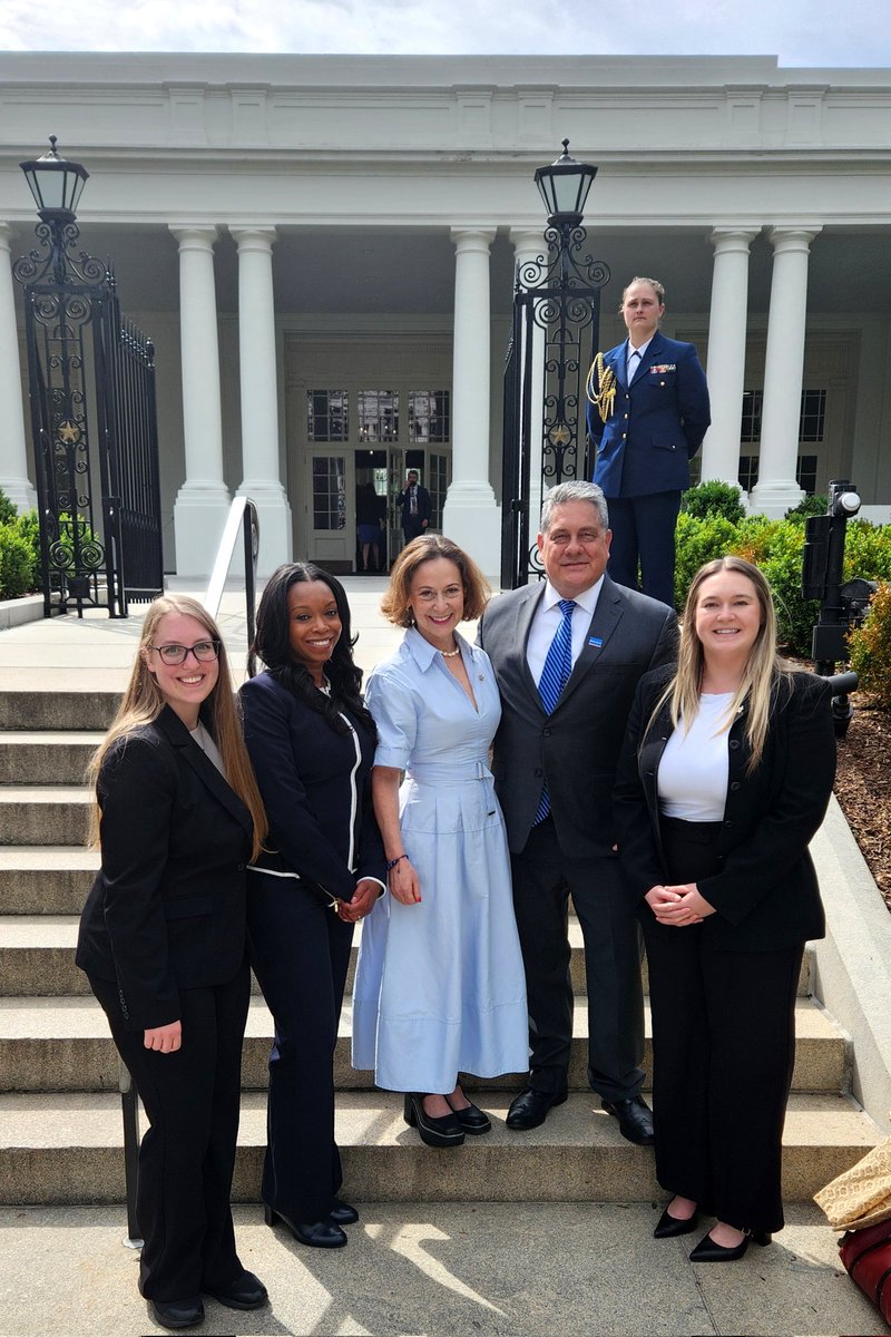 Nice afternoon at the White House with my @BlueStarFamily colleagues attending the signing of an order to remove barriers to remote work overseas for military spouses (DETO program). #militaryfamilies
