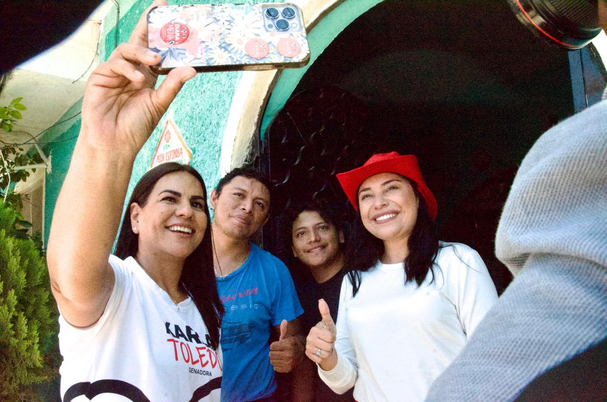 Hay muchas personas que no pueden caminar hasta la avenida para agarrar el camión,  hay mucho cerros aquí en la colonia me contaba doña Soco y otros vecinos de #LaEsperanza 

Con su confianza vamos a lograr mejorarlo  !!! 😄

#KarlaSenadora