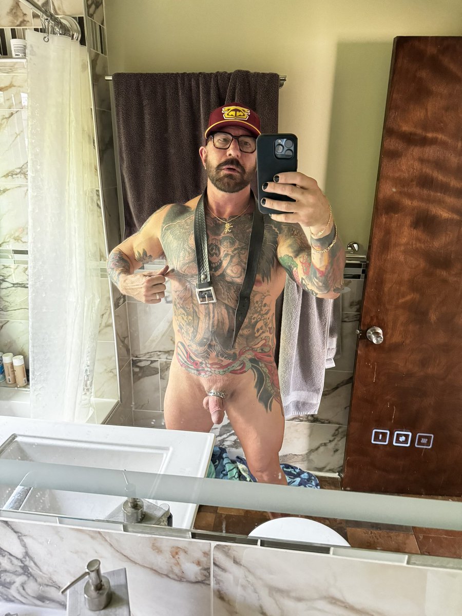 bear_jocks's tweet photo. Thought I looked cute putting away the laundry so I stopped and took pics. https://t.co/uyweAQT44i