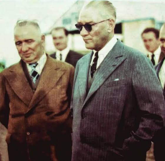 Tarihte kimin yerinde olmak isterdin diye sorulsa Salih BOZOK derim. Düşünsenize doğumundan ölümüne ATATÜRK 'ün yanındasın. Ölüm yıl dönümünde seni de rahmet ile anıyoruz!!!! Büyük yaver Salih BOZOK