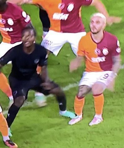 Galatasaray'ın Hatayspor'a mağlup olduğu maçta İcardi'ye yapılan bu müdaheleye penaltı vermeyen Bahattin Şimşek, en kritik haftada Adana Demirspor - Galatasaray maçına atandı!