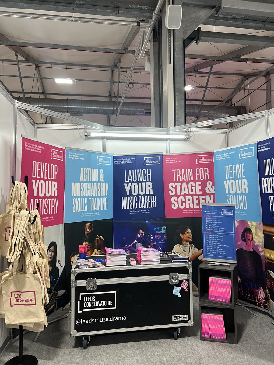 Morning from UCAS Fair Lisburn! Come and say hi to Jemma who will be at stand 50 from 10-3 today and from 9:30-1:30 tomorrow! 🤩🎶💙