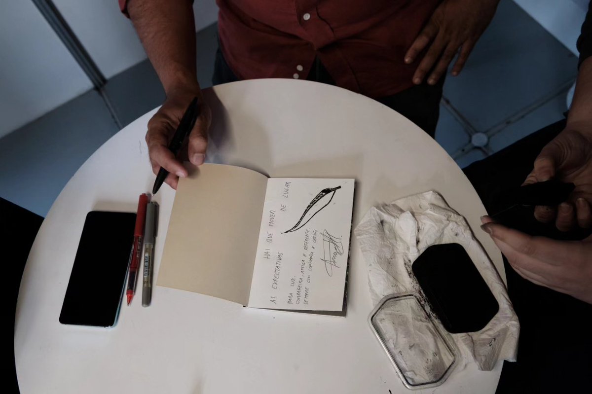 O sábado 27 de abril comeza a Feira do libro de Compostela e Ángel Suanzes estará asinando exemplares dos Eucaliptos levan o lume dentro, na caseta da libraría Bandini, ás 18:30h.
<a href="/angelsuanzes/">Ángel Suanzes</a> <a href="/LibrariasGal/">Librarías de Galicia</a>