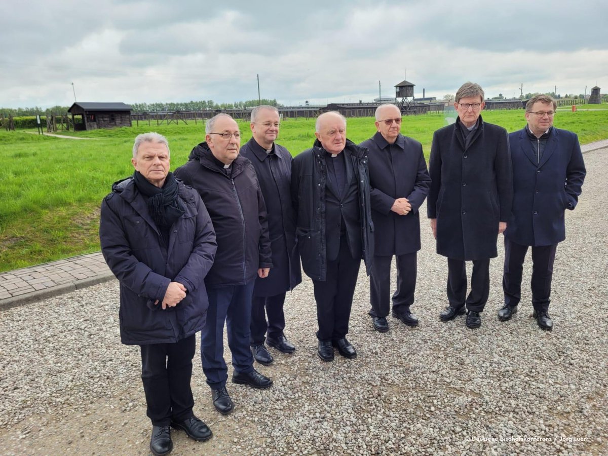 dbk_online's tweet photo. Die Kontaktgruppe der Deutschen und Polnischen #Bischofskonferenz ist zu ihrer jährlichen Sitzung zusammengekommen! Auf Einladung des polnischen Vorsitzenden der Gruppe, Erzbischof Stanisław #Budzik (Lublin) trafen sich die Delegationen in #Lublin. Dabei waren auch Kardinal Kazimierz #Nycz (#Warschau), Bischof Tadeusz #Lityński (Zielona #Góra), Kardinal Rainer Maria #Woelki (@Erzbistum_Koeln) und Bischof Wolfgang #Ipolt (#Görlitz).
Im Mittelpunkt der Beratungen standen der Austausch über die Entwicklungen in den jeweiligen Ortskirchen, insbesondere mit Blick auf den Synodalen Weg, die aktuellen deutsch-polnischen Beziehungen, der Krieg gegen die #Ukraine sowie die 2025 kommenden Jahrestage des Kriegsendes 1945 sowie des historischen Briefwechsels der polnischen und der deutschen Bischöfe 1965.
Als Zeichen versöhnter Gemeinsamkeit besuchten die Bischöfe gemeinsam die Gedenkstätte #Majdanek und legten dort vor der Gaskammer einen Kranz nieder. Unter dem Eindruck des Besuchs in Majdanek sagte Kardinal Woelki: „Es ist ein besonderes Geschenk vor dem Hintergrund unserer Geschichte und des Leidens der Menschen in Polen während des Zweiten Weltkriegs, dass wir heute gemeinsam hier stehen können. Wir erinnern uns an den langen Weg der Versöhnung und wir fühlen uns verpflichtet, denen beizustehen, die ihrerseits – wie heute in der Ukraine – mit tiefen Verletzungen umgehen und leben müssen.“
Weitere Informationen zum Treffen finden Sie in unserer Pressemitteilung: https://t.co/uLQuUZhkfZ
Gruppenfoto v. l. n. r.: Prälat Jarosław Mrówczyński, Bischof Ipolt, Bischof Lityński, Kardinal Nycz, Erzbischof Budzik, Kardinal Woelki und Dr. Jörg Lüer (Justitia et Pax).
#Polen #Deutschland #KatholischeKirche #Kontaktgruppe @ChurchInPoland @EpiskopatNews