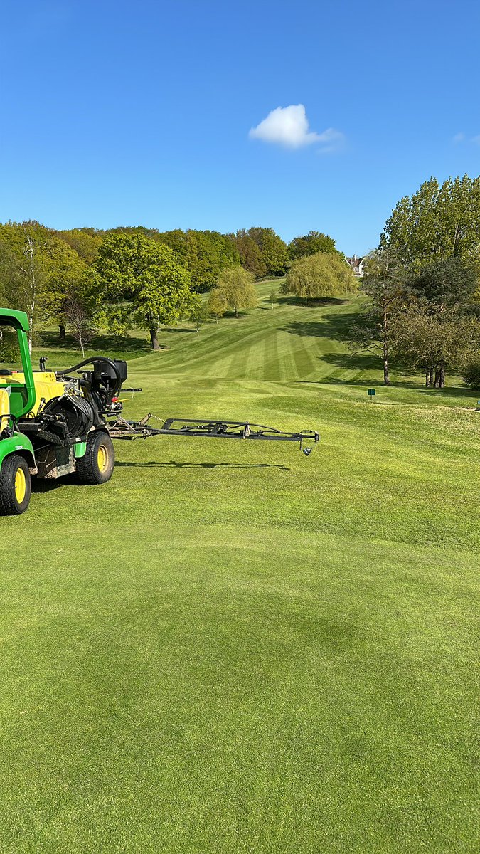 As we transition from winter to summer so does @ShootersHillGC summer course in full swing! At last 🫡 spraying greens with a nice little tonic from @QprLewi14 and @IndigrowR and @Rlewis45 and @indigrowuk !! Thank you. #richwantedamention @Kent_Golf_ @biggalondoners