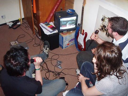 Throwback to a 2006 karaoke session in East Slope! Any guesses as to what they might have been singing?! 🎤🎵 📷 Tom Mimnagh (History, 2008) #ThrowbackThursday @sussex_alumni