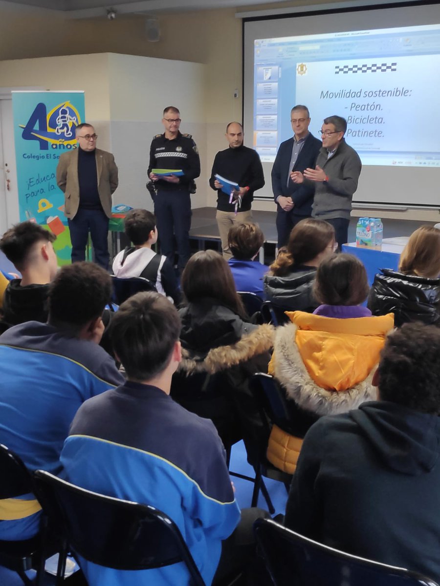 DGTes's tweet photo. Firma del #ProgramaSTARS 🌟 de #DGT con el colegio @ElSalvador_cole en el Ayuntamiento de @Torrelavega_es. Comienza un viaje 🚀 emocionante a la movilidad más sostenible, segura y saludable usando la 🚲 o 🚶♀️ hacia un futuro más verde 🌳¡Enhorabuena!
#JPT #Cantabria https://t.co/xHk9E1yKBJ