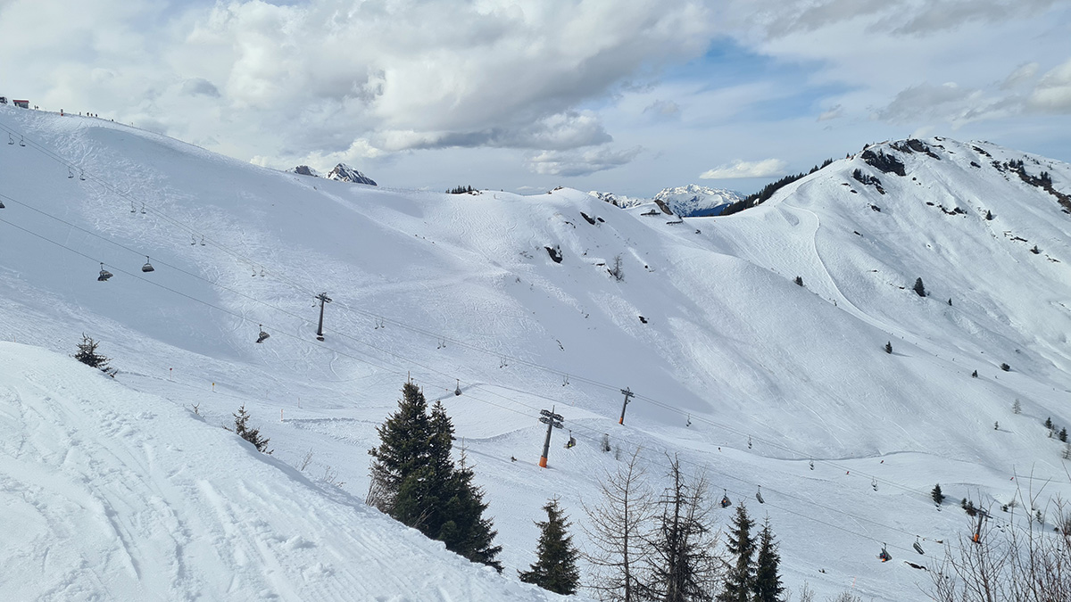 WintersportLive's tweet photo. Esmee ging voor Wintersport Live op pad naar het gasteinertal en maakten het volgende reisverslag: "Van de lente naar de sneeuw. In drie dagen maakten we alles mee." Lees meer: https://t.co/Vc4qdQ1okI https://t.co/NKSh4WxVaF