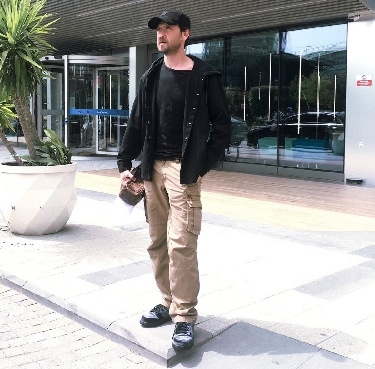 🗞| The handsome Actor #ArasBulutİynemli was spotted in Vadistanbul the other day.
The successful name thanked the journalists with his humble attitude and then left the shopping mall. 🖤

Video nerede?? 😢