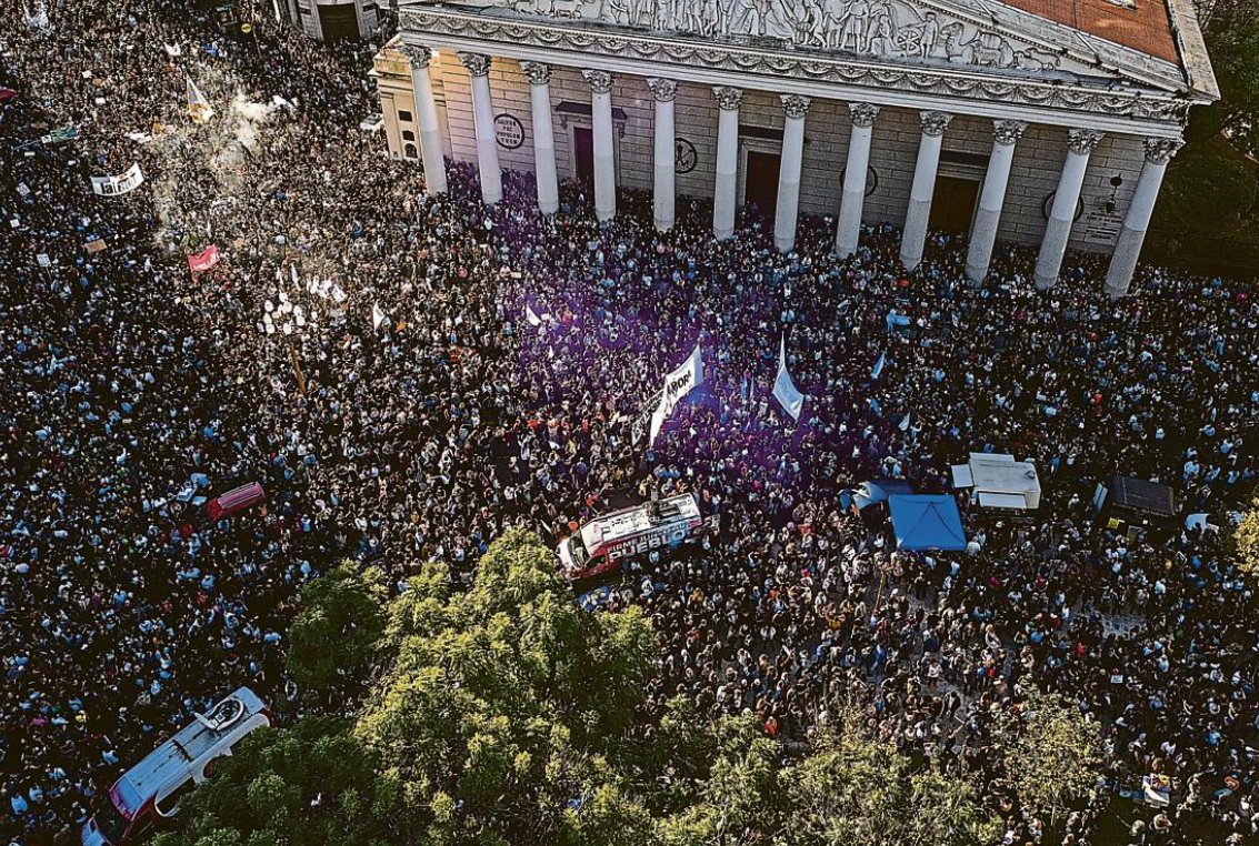 j'ai parcouru l'Argentine en 2007 j'ai adoré ce pays, j'ai aimé son peuple, sa nature, déjà a l'époque sur Buenos Aires c'était la crise avec ses douloureux ramasseurs de dechets 17 après rien a changé dans l'un des plus beau pays du monde