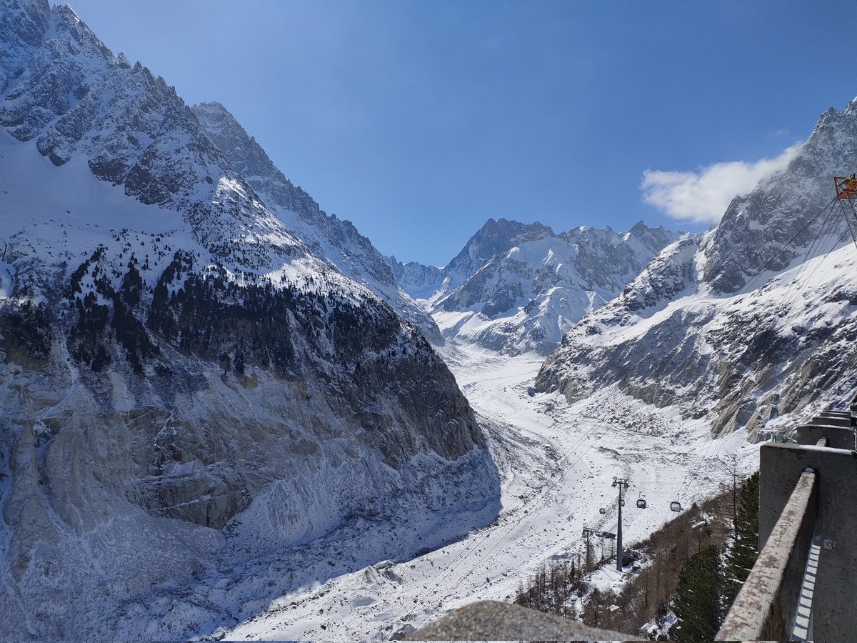 Amazingly clear weather for our <a href="/KeeleGGE/">Keele GGE</a> visit to the Mer de Glace today! @wallersaur
