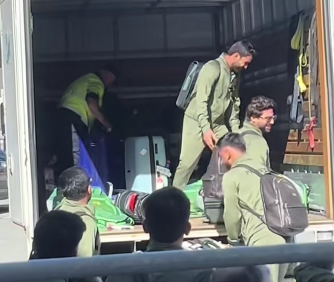 TweetsofUdeep's tweet photo. Pakistani cricketer loading theirs´ bags into the truck! https://t.co/XZo4TRtfsN