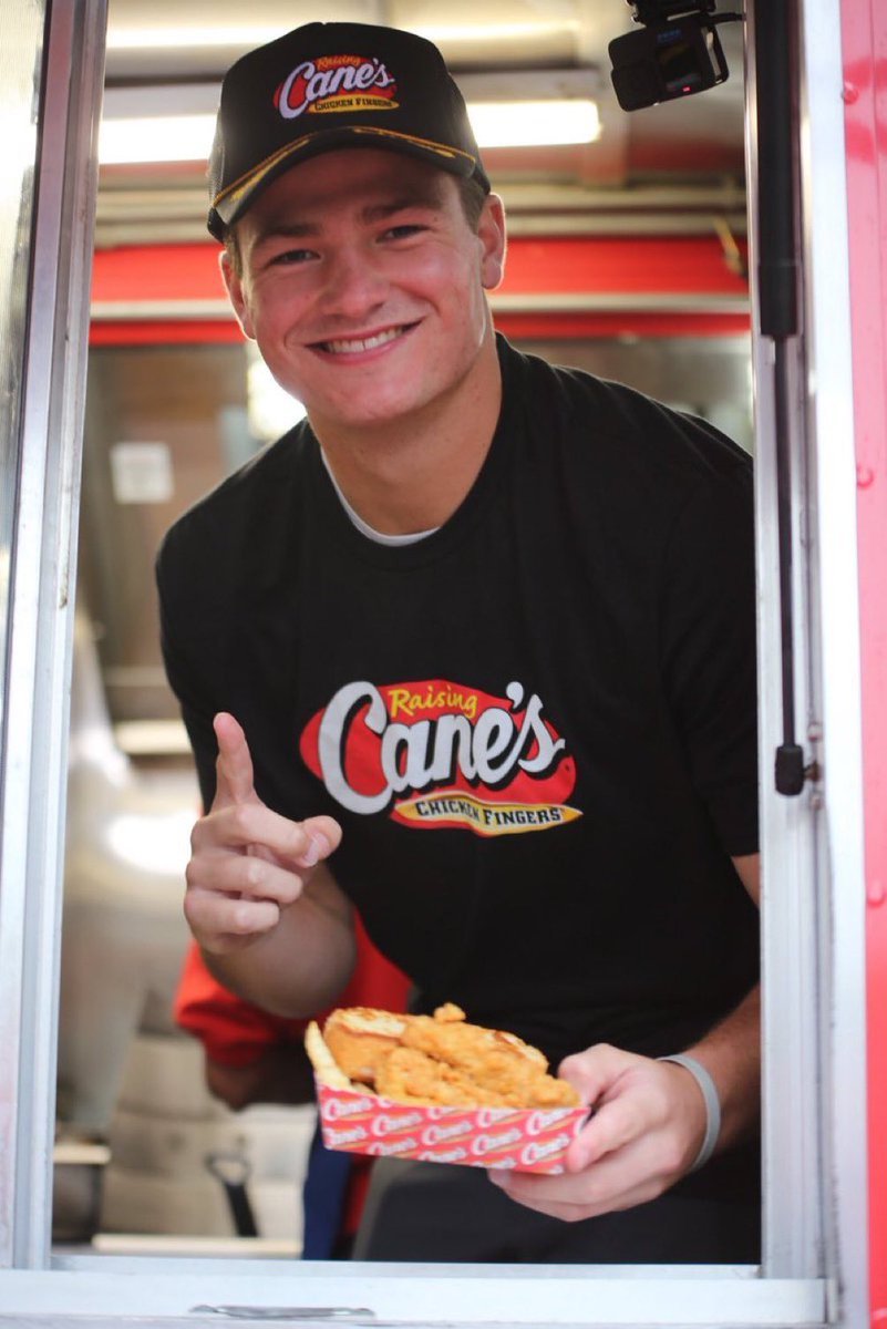 BREAKING: Drake Maye was spotted last Saturday in Dinkytown in Minneapolis handing out free Canes to drunk University of Minnesota students 👀👀

Is him being drafted by Minnesota all but confirmed? #SKOL