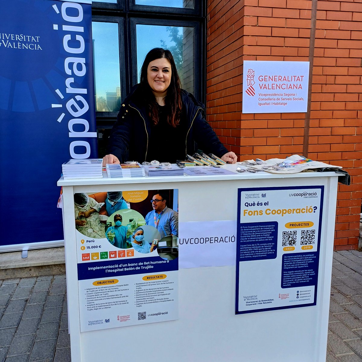 CooperacioU's tweet image. La nostra companya Paula us espera a l'estand d'@CooperacioU , al VII Fòrum de Voluntariat, Solidaritat i Sostenibilitat, en la @fdeconomiauv per informar-vos de totes les nostres activitats, #voluntariat, #projectes, #beques, #premis, etc. Arrimeu-vos!  Som i fem UVCOOPERACIÓ!