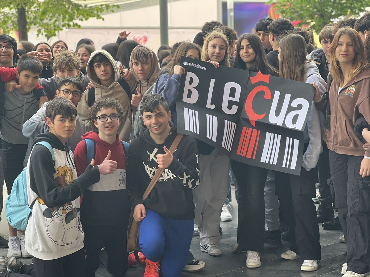 Ya estamos list@s para entrar!! Qué nervios!! #premiocriticón <a href="/ZGZBibliotecas/">Bibliotecas Públicas Municipales de Zaragoza BPMZ</a> <a href="/InnovaEducAr/">InnovaEducAr</a> <a href="/RedEvolucionAr/">RedEvolucion</a>