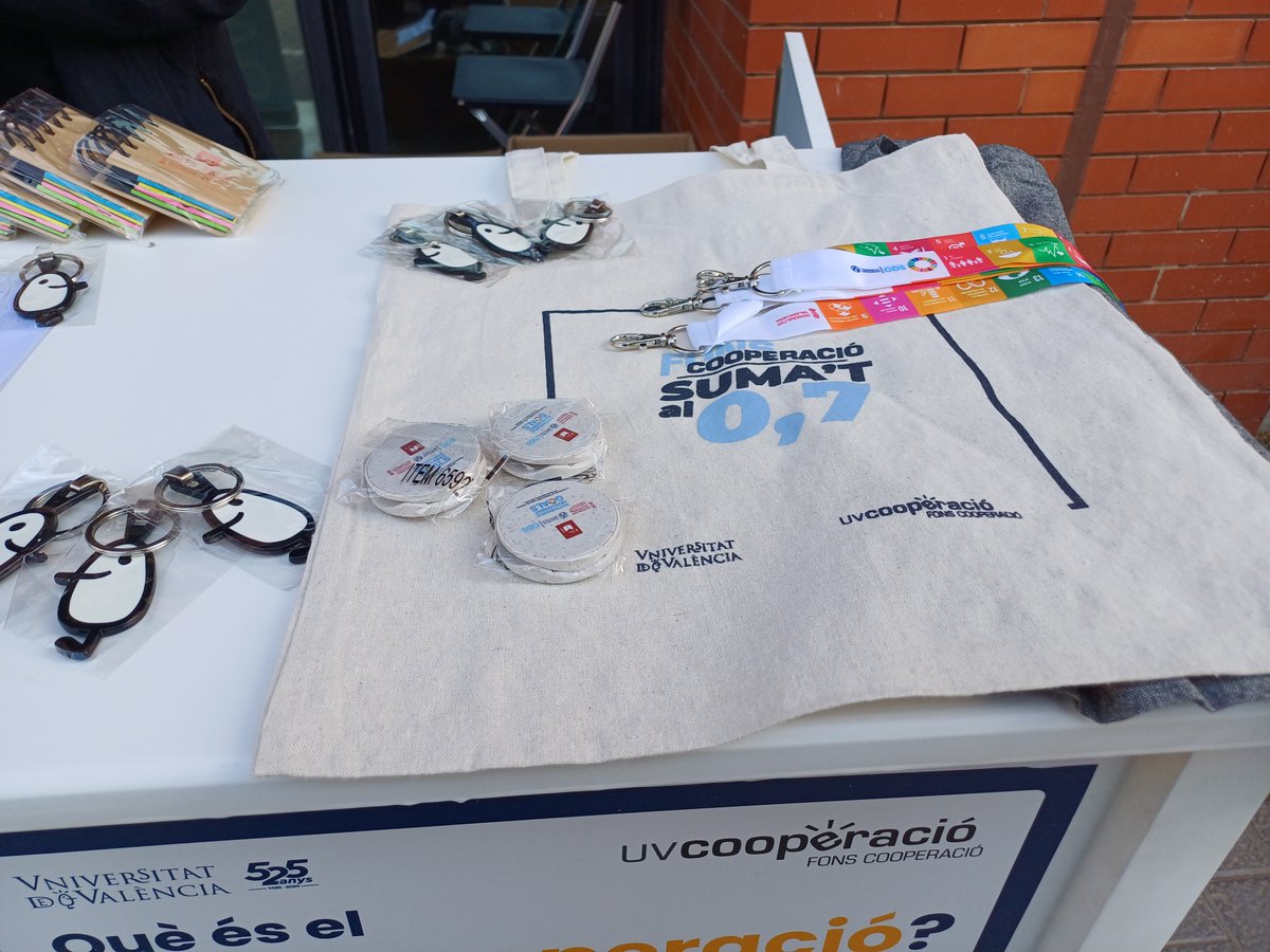 CooperacioU's tweet image. La nostra companya Paula us espera a l'estand d'@CooperacioU , al VII Fòrum de Voluntariat, Solidaritat i Sostenibilitat, en la @fdeconomiauv per informar-vos de totes les nostres activitats, #voluntariat, #projectes, #beques, #premis, etc. Arrimeu-vos!  Som i fem UVCOOPERACIÓ!