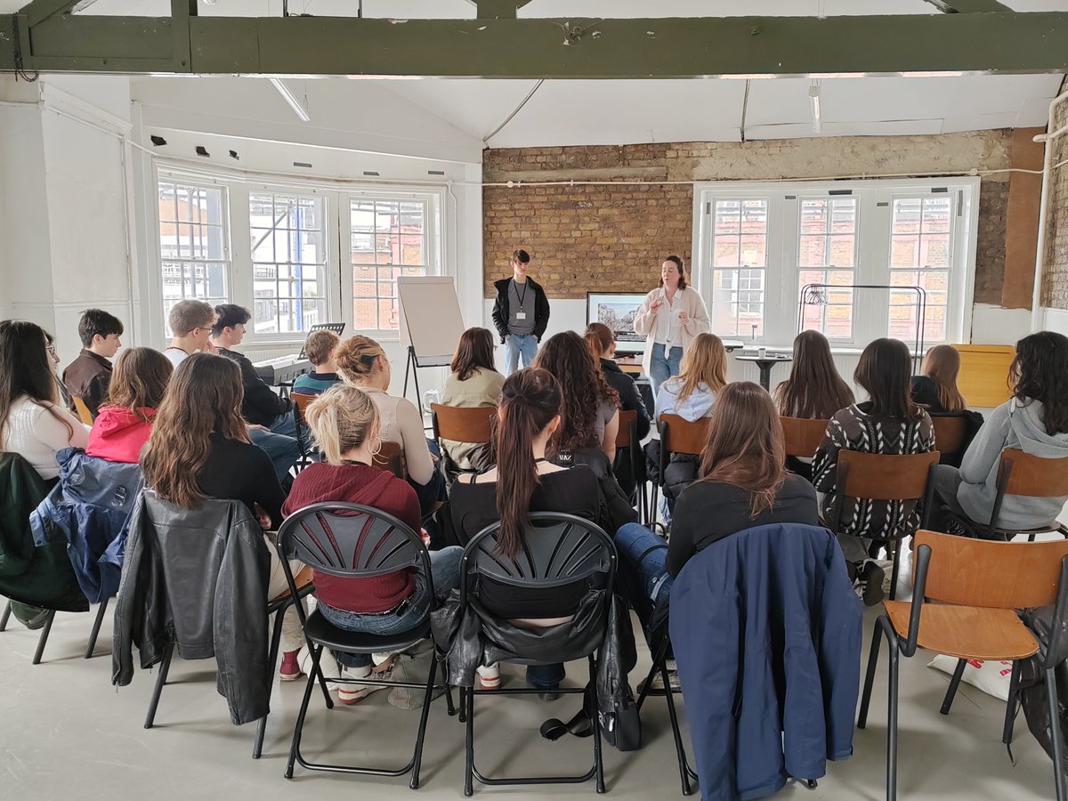 The A Level English Lang & Lit students headed to London to attend a creative writing workshop at @CityAcademyUK. The 2 hour practical session was tailored to suit our curriculum & aimed to expand students’ imaginations & improve their storytelling using a range of techniques.