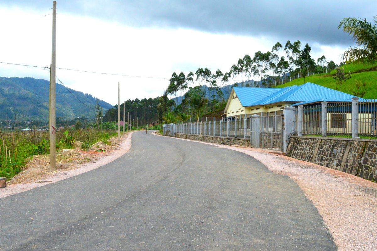🚧UPDATES🚧 🛣️The Pindura-Bweyeye road construction project located in @RusiziDistrict in the midst of @NyungwePark is on the verge of completion! With a length of 32km,the progress of roadworks for this vital road are currently standing at an impressive 96.3%. 1/3 #RwandaWorks