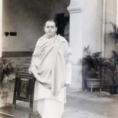 Subhas Chandra Bose in front of 1 Woodburn Park, Kolkata-elder brother Sarat Chandra Bose's house. Bose Brothers stood for communal harmony & vehemently opposed divisive politics!