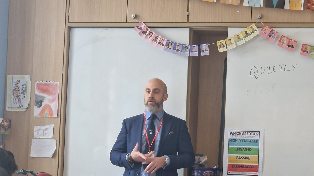 Ms. Bradley @rgshw invited Matt Nice, an @Uniofoxford grad & former Royal Marine, to show how an English degree leads to diverse careers. Matt's skills in critical thinking & communication, from his studies help him in his current role as a security specialist. #GB4 @RGSHWEnglish