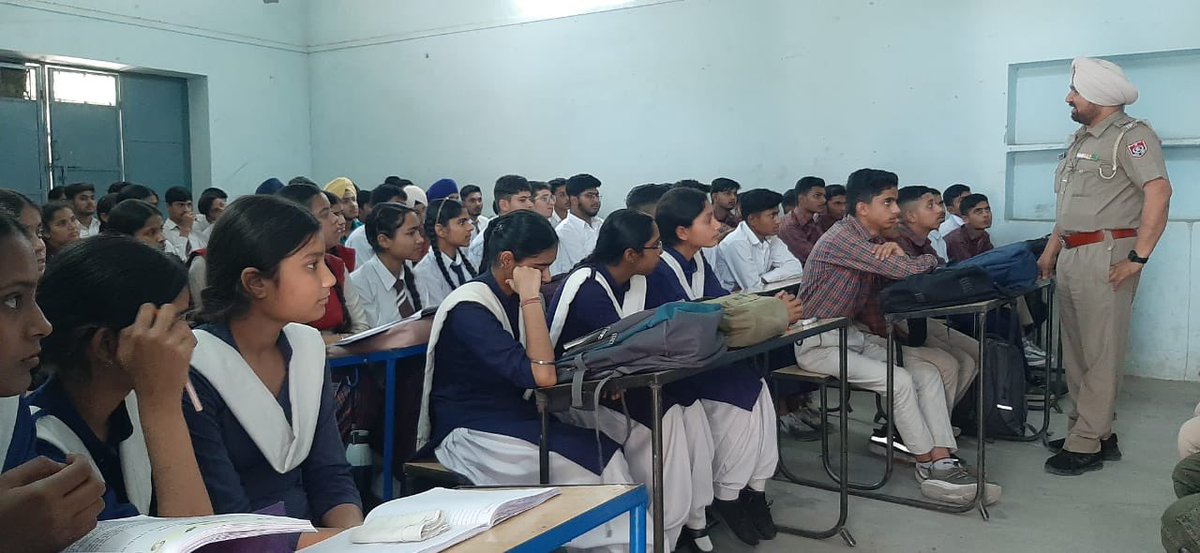 Hoshiarpur Police organized awareness seminar at School Of Eminence Baghpur Sataur, Hoshiarpur where students were made aware of traffic rules, cyber crime and adverse effects of drugs.

#FollowTrafficRules #BeCyberSmart