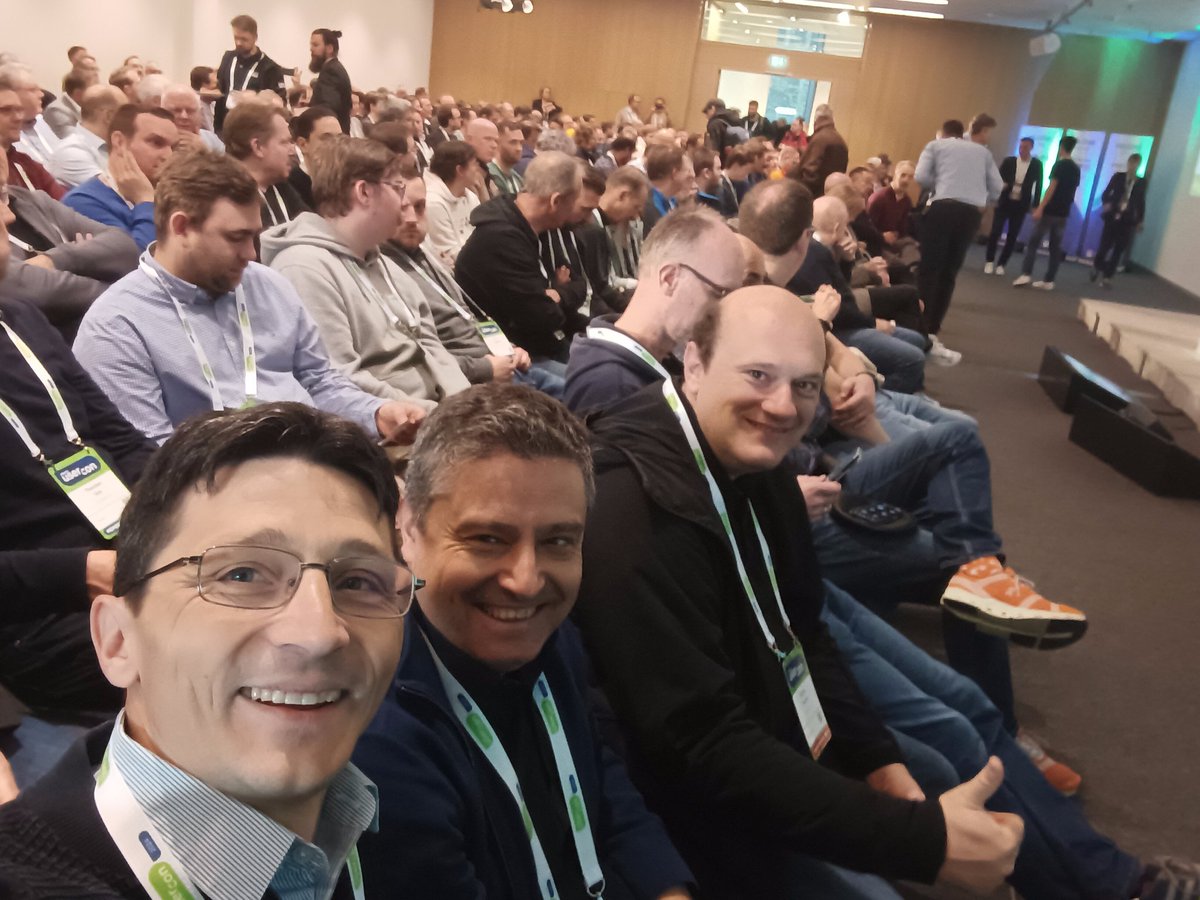 It's all smiles at Hock Tan's keynote at the German @MyVMUG today! @VMware technology and community are as thriving as it gets! @jordanov_ivan @Broadcom
