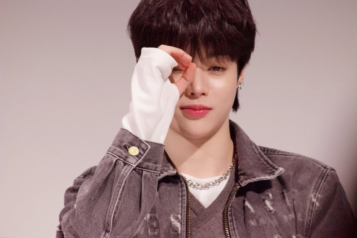 ouchan_hubi's tweet photo. Dễ thương😚

🌻💙
#HANBIN #한빈 
#TEMPEST #템페스트 https://t.co/QO6g5MRoKH