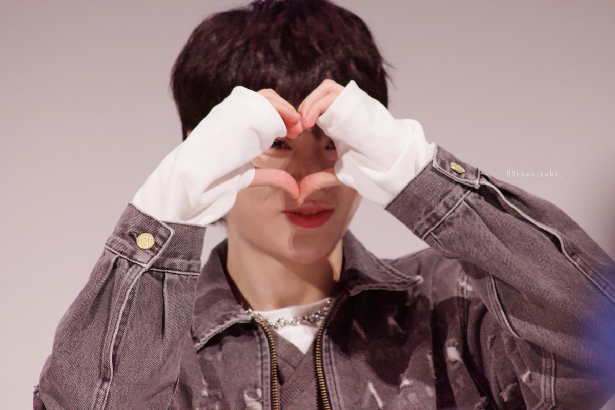 ouchan_hubi's tweet photo. Dễ thương😚

🌻💙
#HANBIN #한빈 
#TEMPEST #템페스트 https://t.co/QO6g5MRoKH