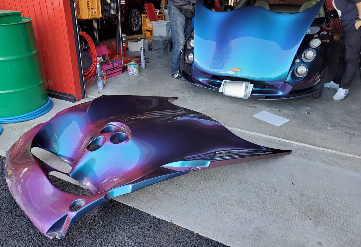 ripobitanium's tweet photo. #無言で愛車のエンジンを載せて何rt来るか

まさかこんなぬるぬるのボディの中にゴツいエンジンが入ってるとは誰も想像できない。

（エンジン見るには2人がかりでボンネット外さないと見れません） https://t.co/5unGeV5EXX