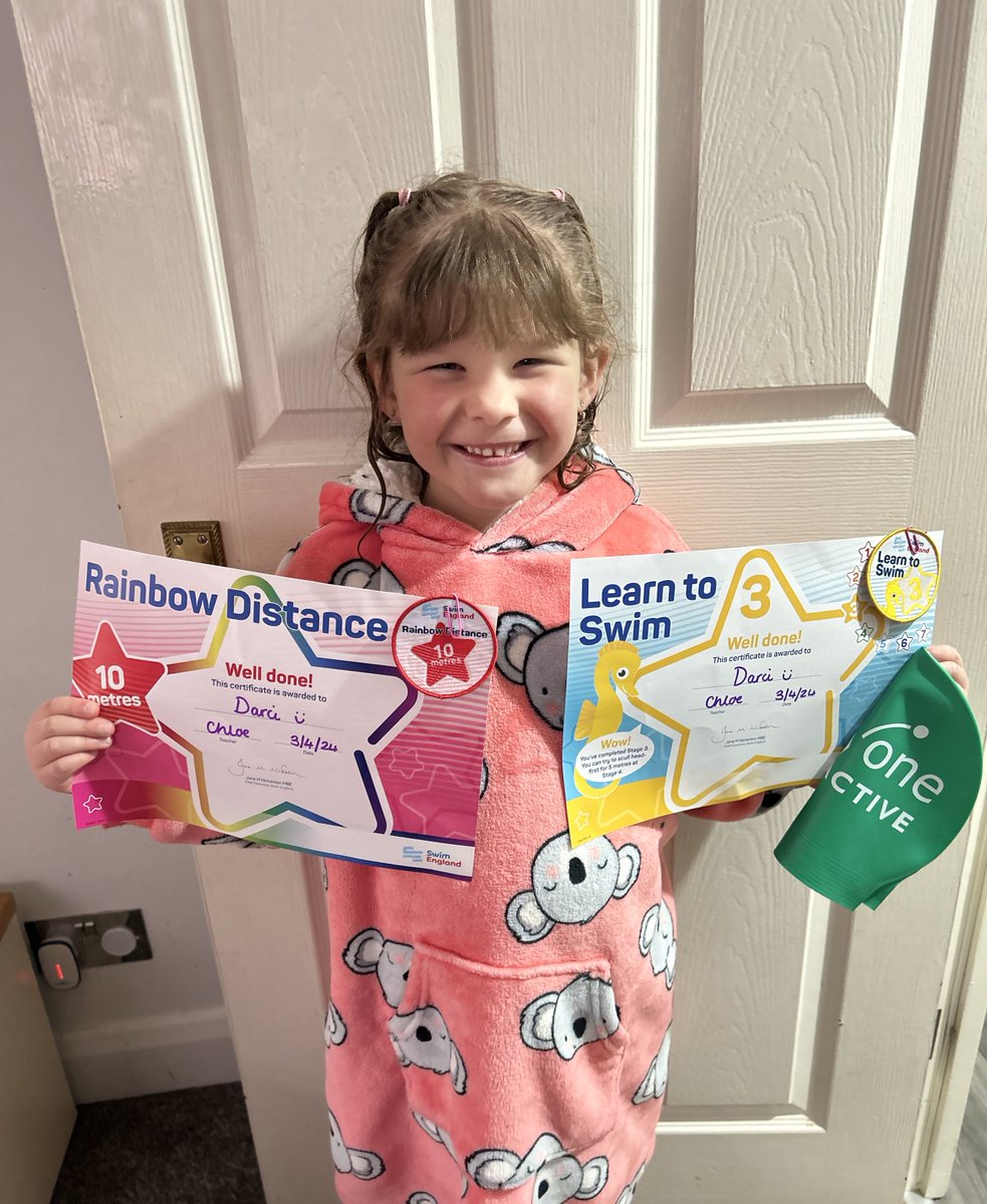 Wow, Darci has moved up in her Swimming lessons to Stage 4 and has earnt a new badge and certificate. Darci, you are incredible! 🥰