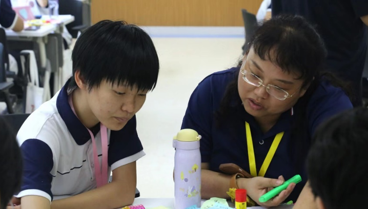 This🌏#GirlsInICT Day underscores the need for female role models to bridge the leadership #gendergap in #STEM fields.

See how @UNDP's #HerDigitalFuture volunteers are inspiring young girls across🇨🇳to break gender stereotypes & follow their dreams.➡️ tinyurl.com/3hraxhsj