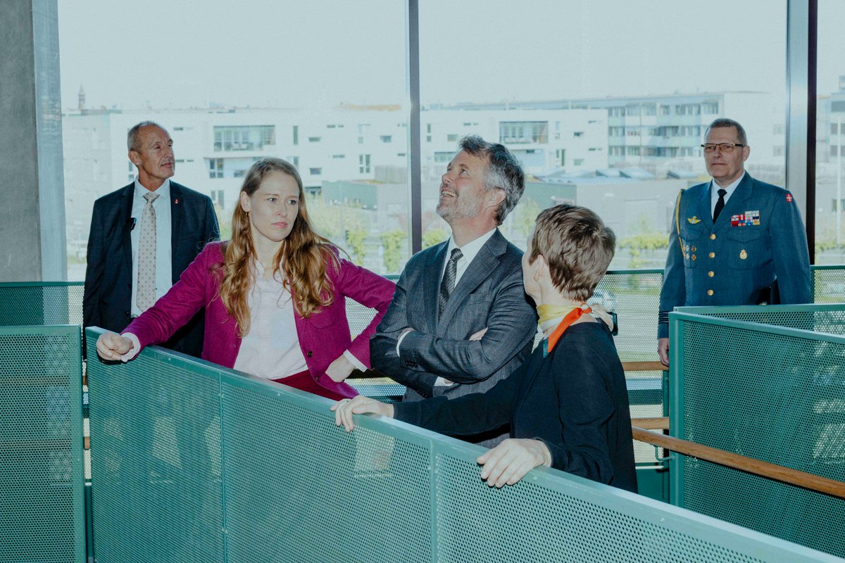 Så fik vi lagt Kongen i story. 
Se alle Christian Falck Wolffs billeder, og læs om indvielsen af den nye DMJX i København, hvor H.M. Kongen holdt tale for de 200 gæster og gik på opdagelse i både bygningen og hos de studerende i undervisningsmiljøerne. bit.ly/DMJXindvielse