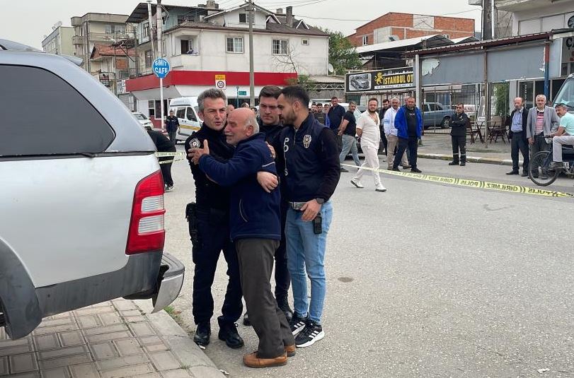 Sakarya'nın Erenler ilçesinde 44 yaşındaki adam otomobilinin içinde ölü bulundu. Olay yerinde inceleme yapan polis ekipleri otomobilde, 'Artık mezarımın başına gelip su dökersiniz, ağaç dikersiniz' yazılı not buldu.