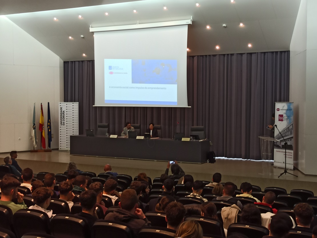A Facultade de Ecomía e Empresa da #UDC acolleu onte a xornada 'A Economía Social como Impulso do Emprendemento', dirixida ao estudantado. A vicerreitora de Estudantes e Empregabilidade da UDC, María José Lombardía, foi a encargada de inaugurar o evento.